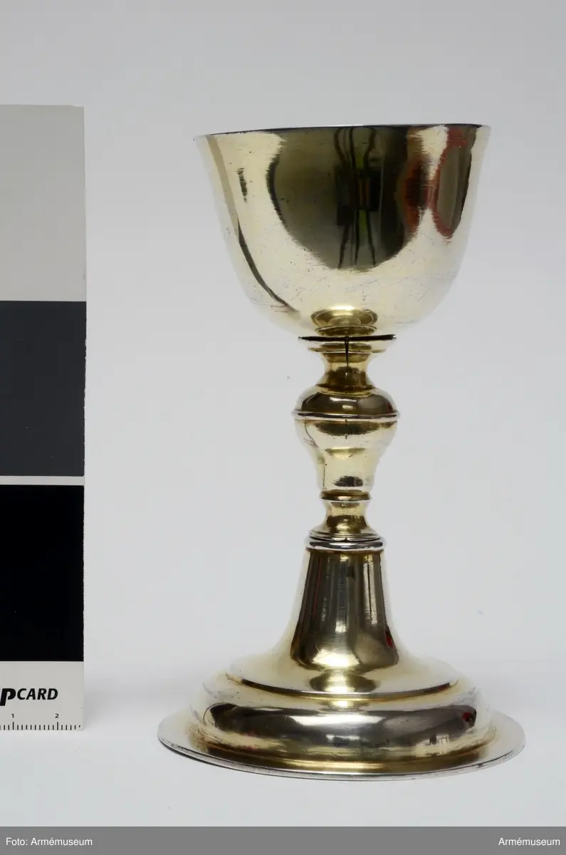 I tre delar: bägare, mellandel och fot. Delarna är ihoplödda.  Kalken är helt förgylld. Märkt i fotens botten med ett tunt  redskap "16 lo". Märkningen sitter i fotens botten och  innehåller: Åldermannaranka = föremålet tillverkat före 1754.  P=1727. HNW=Hans Eriksson Nordwall. Stadsvapnet för Stockholm 1727. Historik och litt, se AM 8247.