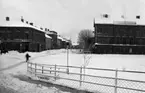 Residenstorget och Järnvägsgatan en snörik vinter runt förra sekelskiftet. Huset till vänster byggdes på med 2 plan år 1911.