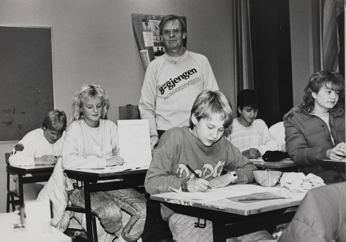 Elever og lærer på Li skole