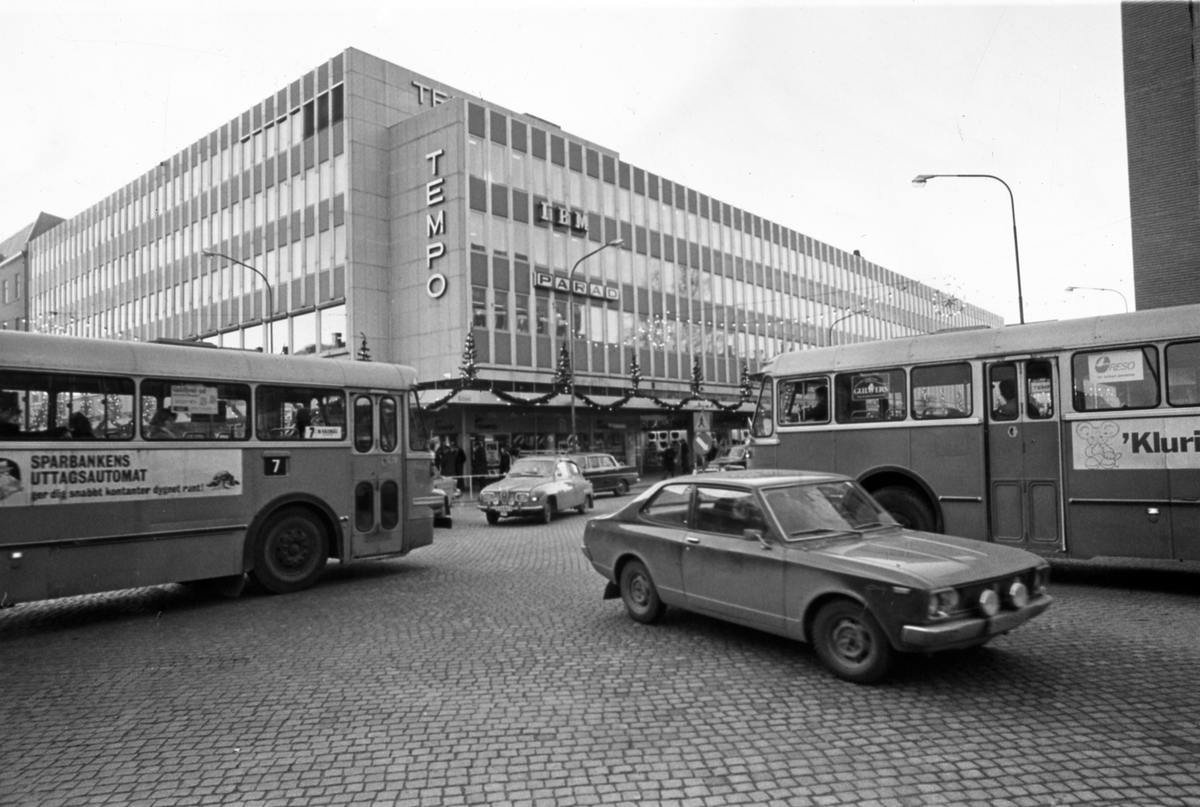 Trångt utanför Åhléns...då som nu. Fotot taget i december 1972.