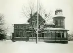 Villan från förra sekelskiftet låg på tomten i hörnet av Rudsvägen-Eriksborgsgatan. Huset revs i slutet av 1950-talet. Oskarpt original.