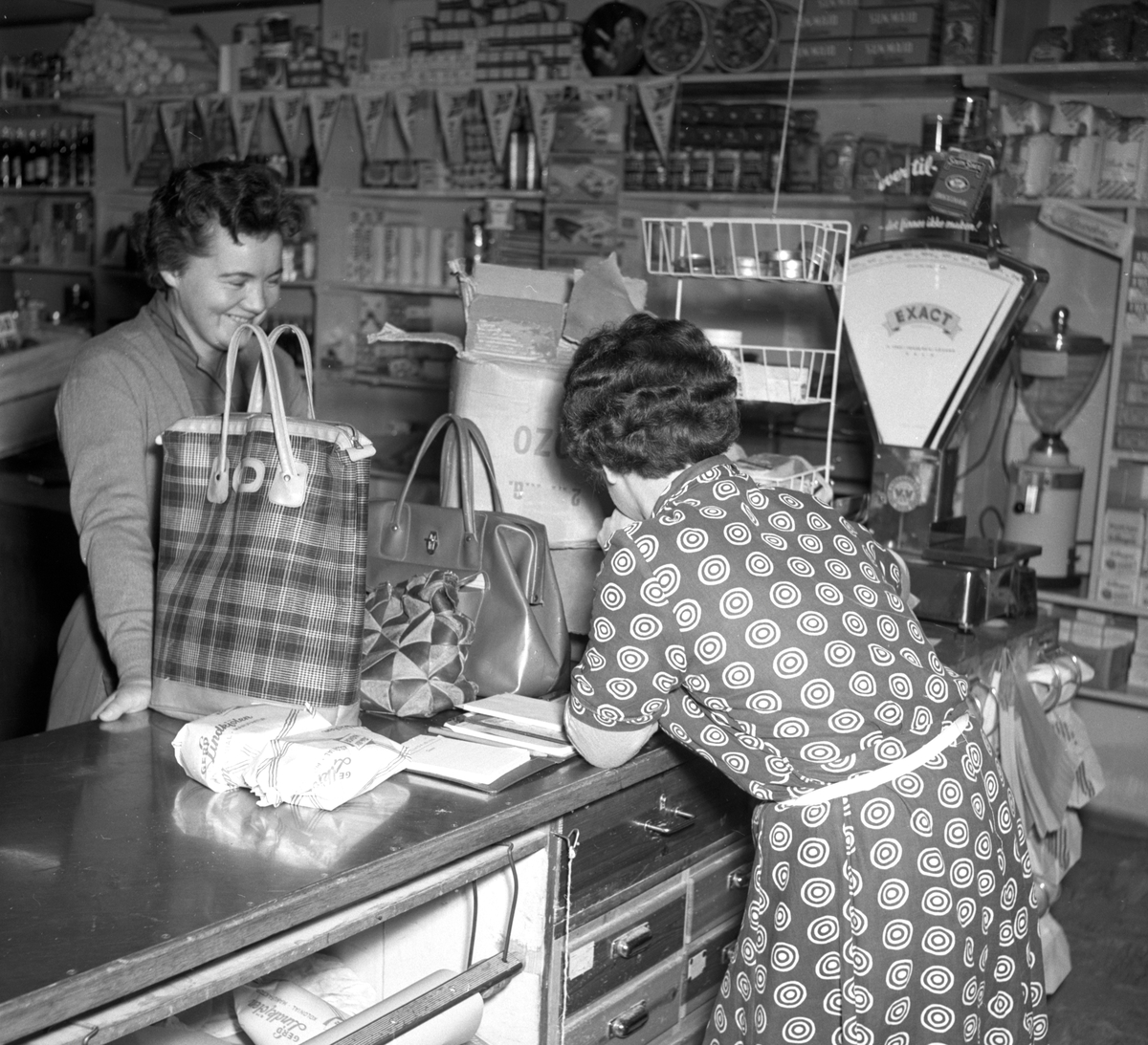 En bildserie från den tid då handeln över norska gränsen gick åt andra hållet. Vid detta tillfälle var året 1957.