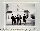 Bildserie tagen av August Malmborg (1875-1895), son till landshövding Adolf Malmborg, ägare till Våxnäs herrgård, och hans maka Julia, född Åkerhielm. Bilderna är tagna från tidigt 1890-tal fram till 1895 med bildtexten skriven av modern: Lektor Forsell med skolungdomar framför kyrkan.
