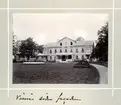 Bildserie tagen av August Malmborg (1875-1895), son till landshövding Adolf Malmborg, ägare till Våxnäs herrgård, och hans maka Julia, född Åkerhielm. Bilderna är tagna från tidigt 1890-tal fram till 1895 med bildtexten skriven av modern: Våxnäs södra facaden.