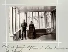 Bildserie tagen av August Malmborg (1875-1895), son till landshövding Adolf Malmborg, ägare till Våxnäs herrgård, och hans maka Julia, född Åkerhielm. Bilderna är tagna från tidigt 1890-tal fram till 1895 med bildtexten skriven av modern: Adolf och Fredriqua Säfström å Södra Verandan vid Wåxnäs.