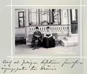 Bildserie tagen av August Malmborg (1875-1895), son till landshövding Adolf Malmborg, ägare till Våxnäs herrgård, och hans maka Julia, född Åkerhielm. Bilderna är tagna från tidigt 1890-tal fram till 1895 med bildtexten skriven av modern: Adolf och Fredriqua Säfström framför ingångsporten till Wåxnäs.