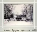 Bildserie tagen av August Malmborg (1875-1895), son till landshövding Adolf Malmborg, ägare till Våxnäs herrgård, och hans maka Julia, född Åkerhielm. Bilderna är tagna från tidigt 1890-tal fram till 1895 med texten skriven av modern: Wåxnäs bryggeri disponent bostad.