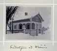 Bildserie tagen av August Malmborg (1875-1895), son till landshövding Adolf Malmborg, ägare till Våxnäs herrgård, och hans maka Julia, född Åkerhielm. Bilderna är tagna från tidigt 1890-tal fram till 1895 med texten skriven av modern: Grindstugan vid Wåxnäs. Bilden från 1895.