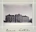 Bildserie tagen av August Malmborg (1875-1895), son till landshövding Adolf Malmborg, ägare till Våxnäs herrgård, och hans maka Julia, född Åkerhielm.  Bilderna är tagna från tidigt 1890-tal fram till 1895 med texten skriven av modern: Residenset i Carlstad.