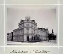 Bildserie tagen av August Malmborg (1875-1895), son till landshövding Adolf Malmborg, ägare till Våxnäs herrgård, och hans maka Julia, född Åkerhielm.  Bilderna är tagna från tidigt 1890-tal fram till 1895 med texten skriven av modern: Stadshotellet i Carlstad.