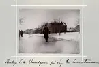 Bildserie tagen av August Malmborg (1875-1895), son till landshövding Adolf Malmborg, ägare till Våxnäs herrgård, och hans maka Julia, född Åkerhielm. Bilderna är tagna från tidigt 1890-tal fram till 1895 med texten skriven av modern: Biskop C H Rundgren på väg till Consistorium.