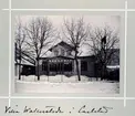Bildserie tagen av August Malmborg (1875-1895), son till landshövding Adolf Malmborg, ägare till Våxnäs herrgård, och hans maka Julia, född Åkerhielm.  Bilderna är tagna från tidigt 1890-tal fram till 1895 med texten skriven av modern: Villa Wallerstedt i Carlstad.  Villan låg på Fredsgatan 10 i kvarteret Björnen och bilden är tagen 1895.