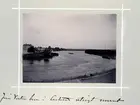 Bildserie tagen av August Malmborg (1875-1895), son till landshövding Adolf Malmborg, ägare till Våxnäs herrgård, och hans maka Julia, född Åkerhielm.Bilderna är tagna från tidigt 1890-tal fram till 1895 med texten skriven av modern: Från västra bron i Carlstad utsigt norrut.