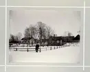 Bildserie tagen av August Malmborg (1875-1895), son till landshövding Adolf Malmborg, ägare till Våxnäs herrgård, och hans maka Julia, född Åkerhielm.  Bilderna är tagna från tidigt 1890-tal fram till 1895. Sommaro gård någon månad in på 1892.