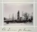 Bildserie tagen av August Malmborg (1875-1895), son till landshövding Adolf Malmborg, ägare till Våxnäs herrgård, och hans maka Julia, född Åkerhielm. Bilderna är tagna från tidigt 1890-tal fram till 1895 med texten skriven av modern: Gården Sommaro efter branden. Bara murstocken återstår efter den förödande branden vårvintern 1892.