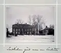 Bildserie tagen av August Malmborg (1875-1895), son till landshövding Adolf Malmborg, ägare till Våxnäs herrgård, och hans maka Julia, född Åkerhielm.  Bilderna är tagna från tidigt 1890-tal fram till 1895 med texten skriven av modern: Sandbäckens gård norr om Carlstad.