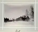 Bildserie tagen av August Malmborg (1875-1895), son till landshövding Adolf Malmborg, ägare till Våxnäs herrgård, och hans maka Julia, född Åkerhielm.  Bilderna är tagna från tidigt 1890-tal fram till 1895 med texten skriven av modern: Rud