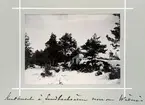 Bildserie tagen av August Malmborg (1875-1895), son till landshövding Adolf Malmborg, ägare till Våxnäs herrgård, och hans maka Julia, född Åkerhielm. Bilderna är tagna från tidigt 1890-tal fram till 1895 med texten skriven av modern: Kruthuset å  Sandbäcksåsen norr om Wåxnäs.