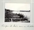 Bildserie tagen av August Malmborg (1875-1895), son till landshövding Adolf Malmborg, ägare till Våxnäs herrgård, och hans maka Julia, född Åkerhielm. Bilderna är tagna från tidigt 1890-tal fram till 1895 med texten skriven av modern: Clarelfven vid Skåre norr om Carlstad.