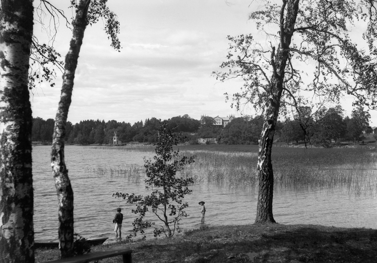 Bildsvit från Longs slotts historia tagen från förra sekelskiftet fram till rivningen år 1944.