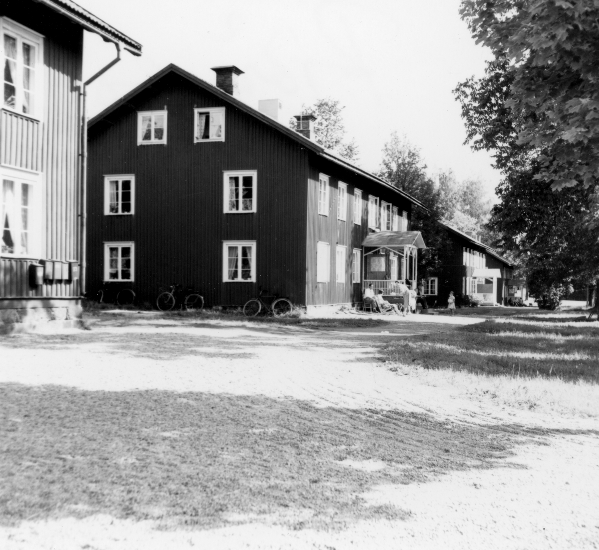 Någonstans i Värmland - från slutet av 1950-talet. Kommentar från en användare: "Brukslängorna i Björneborg". Realskolan i Skoghall.