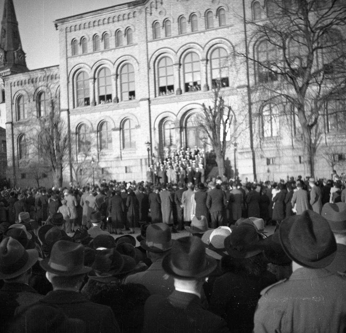 Valborgsfirande med kör på läroverkstrappan år 1939. Foto Kjellin