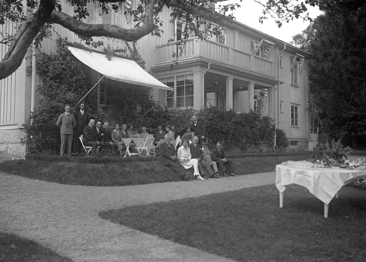 Grupp med människor framför större fastighet i Filipstadstrakten. Bilden är sannolikt tagen vid Stöpsjö herrgård.