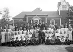 Konfirmand- och/eller söndagsskolegrupp vid Rämmens kyrka på en bild tagen runt 1920.