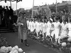 Bildsvit från Karlstads 350-års jubileum den 29 maj 1934. Gustav V lämnar torget mellan 2 flickrabatter (!) enligt text på negativkuvertet.