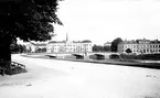 Västra bron med stadshotellet och residenset på en bild från 1920.