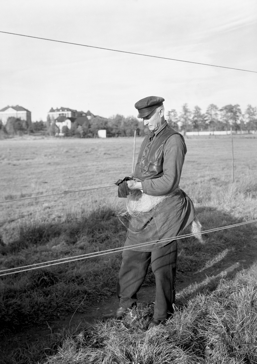 Bild från Karlstads sista repslagarbana tagen 27/5 1939. Byggnaden, ett 50-tal meter lång, låg i öst-västlig riktning i norra änden av parkeringen vid NWT-huset.Verksamheten pågick till 1943 då repslagarmästare A W Larsson avled.