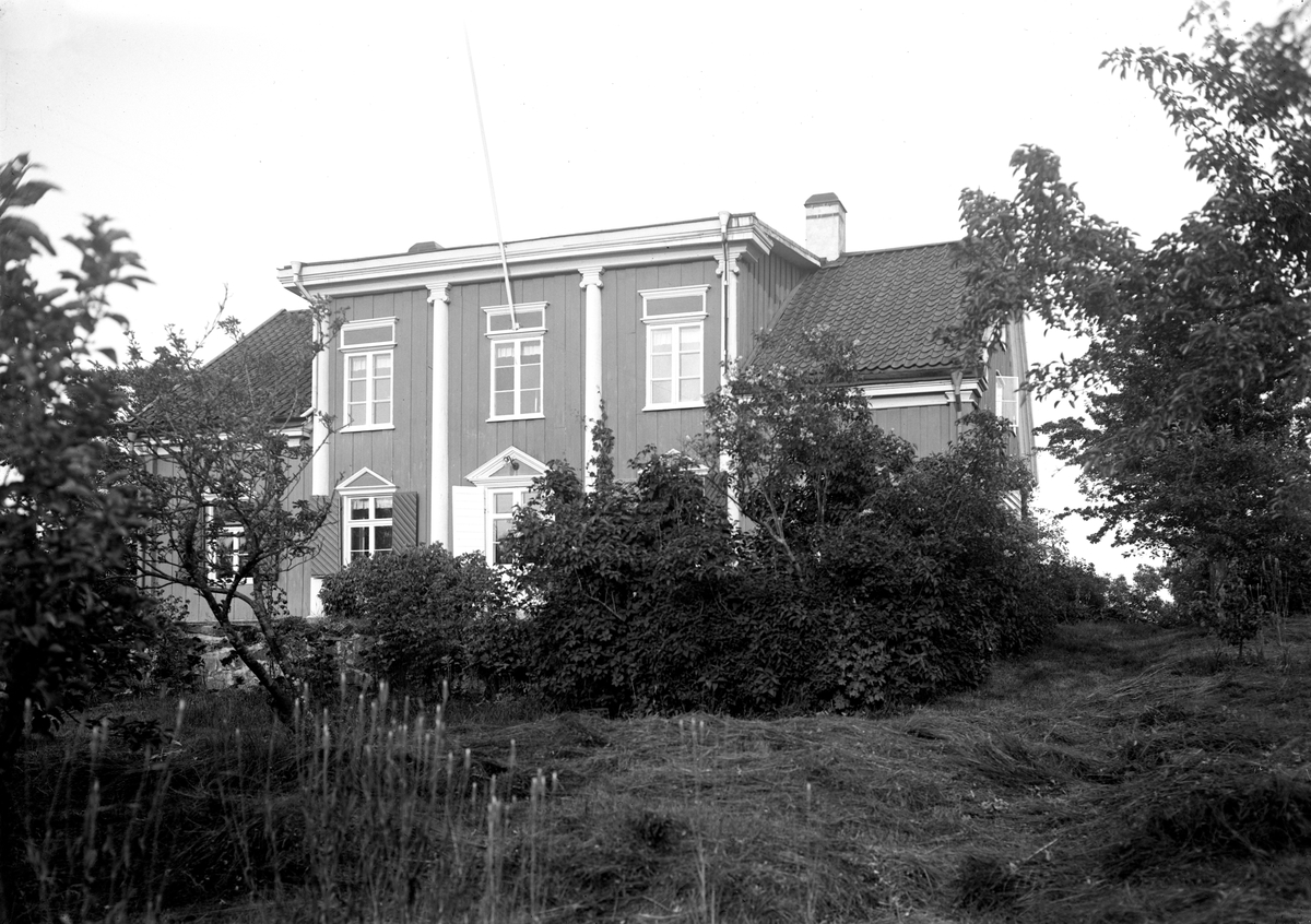 Rosenborgs herrgård på en bild tagen i mitten av 1920-talet. Efter att ha ägts under en lång tid av Missionsförsamlingen hyrs fastigheten idag av Montessori-skolan Stellatus.