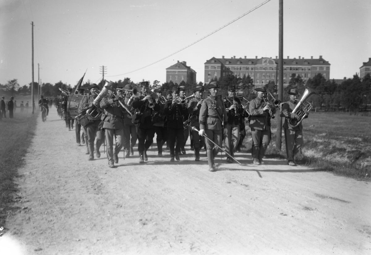 Värmlands regementes musikkår marscherar mot staden år 1913.