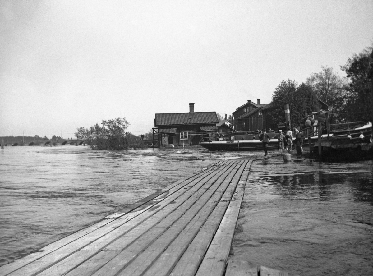 Hög vattennivå i älven i höjd med pråmkanalens inlopp år 1921.