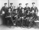 Segmons musikkår. Sittande från vänster: Karl Bäckström, Rudolf Gran, David Nylén, Reidar Silda och Georg Gran. Stående: Adolf Västlund, Karl Lund, Johan Mellberg, Oscar Fyhr och Henning Holm. Kortet togs runt 1925 och David Nylén ledde orkestern. Fotot är en gåva till museet av sonen Kurt Nylén.