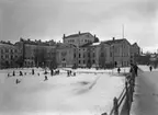 Kälkåkning vid teatern på 1910-talet.