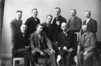 En samling Värmlandsfotografer, plåtade 1918 eller 1919. Från vänster, stående: Waldemar Duhs Molkom, okänd, K G Wiborgh Karlstad, Pontus Andersson Karlskoga, Wahlström, Oscar Nyström Forshaga. Sittande: Petrus Pramm Karlstad, J Röding Filipstad, okänd, Karl Nyström Karlstad.