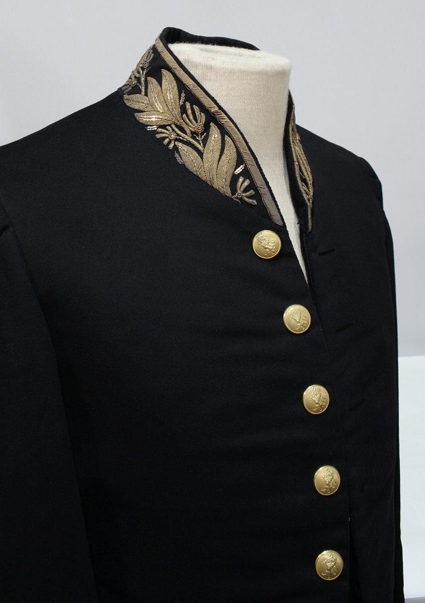 Gullbrokade på ermer og krave.