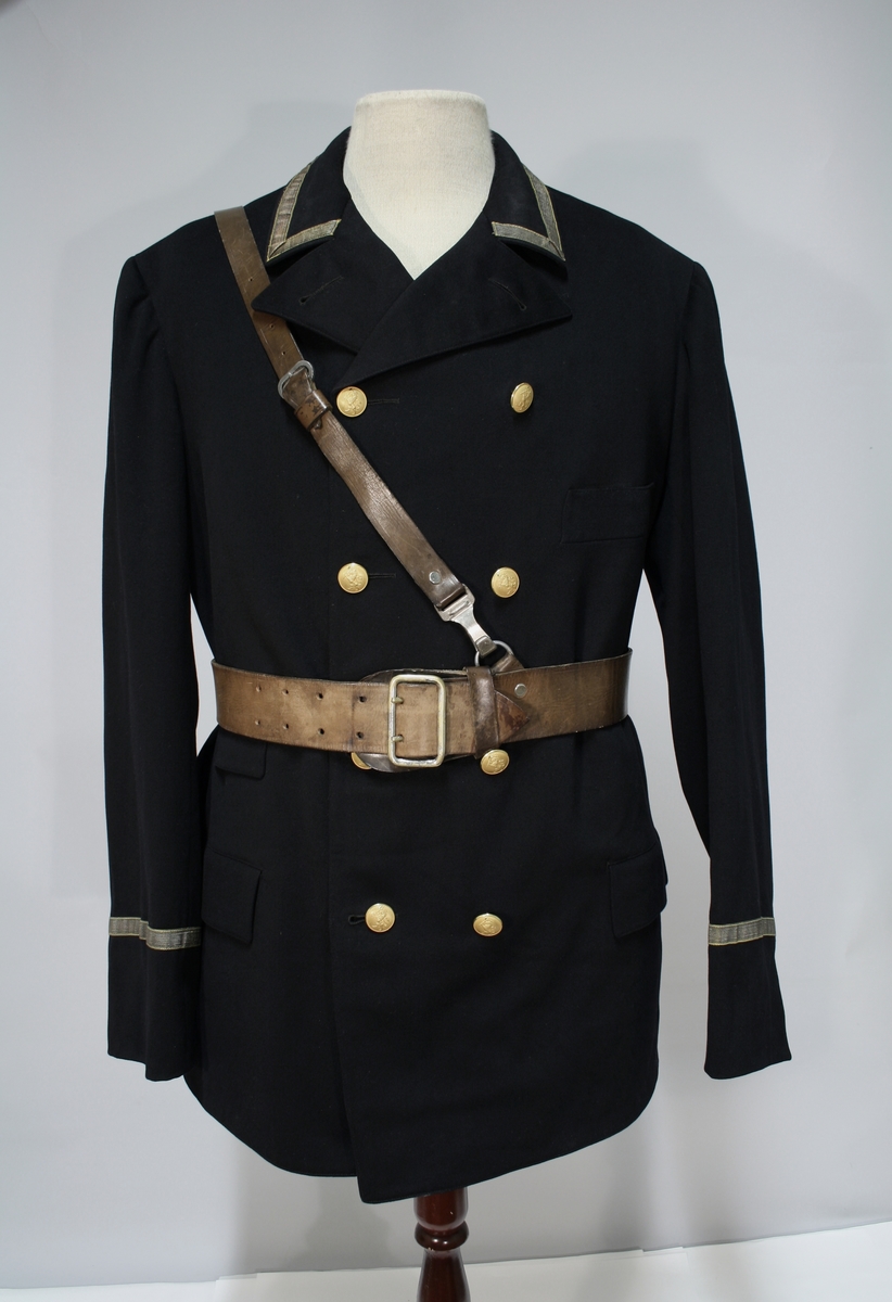 Jakke: Dobbelkneppet jakke i sort med blåskjær, med to rader av fire riksløvknapper, nedbrettet krage med en 12 mm gullsnor, også rundt ermene. Fire ytterlommer, en innerlomme.

Vest: samme stoff som jakke, seks riksløveknapper, tre ytterlommer, stripet stoff på innsiden, ryggstropp. 

Bukse i lik stoff som jakke og vest. Brunt bandolær.

Lue med skjerm av lær. Pullen er av mørkeblått stoff med et bredt gullbånd. Midt foran er en kokarde festet til gullbåndet. Kokarden er i emalje og er i overnstemmelse med nasjonalkokarden av 1844. Over kokarden er festet et riksvåpen (1844) i emalje. På hver side av er en ni-bladet eikegren i gullbroderi. Riksvåpenet og eikegrenene er montert på en pute kantet med sort possementssnor. Puten er sydd fast til luen. Luen har forgyldt stormsnor festet til små forgylte løveknapper (riksløven av 1844).