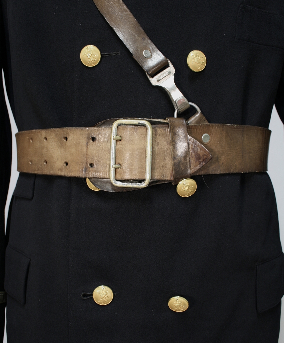 Jakke: Dobbelkneppet jakke i sort med blåskjær, med to rader av fire riksløvknapper, nedbrettet krage med en 12 mm gullsnor, også rundt ermene. Fire ytterlommer, en innerlomme.

Vest: samme stoff som jakke, seks riksløveknapper, tre ytterlommer, stripet stoff på innsiden, ryggstropp. 

Bukse i lik stoff som jakke og vest. Brunt bandolær.

Lue med skjerm av lær. Pullen er av mørkeblått stoff med et bredt gullbånd. Midt foran er en kokarde festet til gullbåndet. Kokarden er i emalje og er i overnstemmelse med nasjonalkokarden av 1844. Over kokarden er festet et riksvåpen (1844) i emalje. På hver side av er en ni-bladet eikegren i gullbroderi. Riksvåpenet og eikegrenene er montert på en pute kantet med sort possementssnor. Puten er sydd fast til luen. Luen har forgyldt stormsnor festet til små forgylte løveknapper (riksløven av 1844).