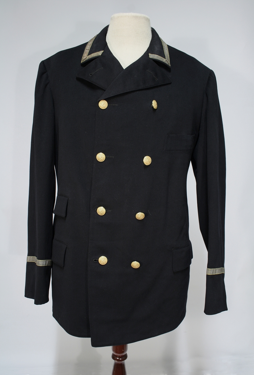 Jakke: Dobbelkneppet jakke i sort med blåskjær, med to rader av fire riksløvknapper, nedbrettet krage med en 12 mm gullsnor, også rundt ermene. Fire ytterlommer, en innerlomme.

Vest: samme stoff som jakke, seks riksløveknapper, tre ytterlommer, stripet stoff på innsiden, ryggstropp. 

Bukse i lik stoff som jakke og vest. Brunt bandolær.

Lue med skjerm av lær. Pullen er av mørkeblått stoff med et bredt gullbånd. Midt foran er en kokarde festet til gullbåndet. Kokarden er i emalje og er i overnstemmelse med nasjonalkokarden av 1844. Over kokarden er festet et riksvåpen (1844) i emalje. På hver side av er en ni-bladet eikegren i gullbroderi. Riksvåpenet og eikegrenene er montert på en pute kantet med sort possementssnor. Puten er sydd fast til luen. Luen har forgyldt stormsnor festet til små forgylte løveknapper (riksløven av 1844).