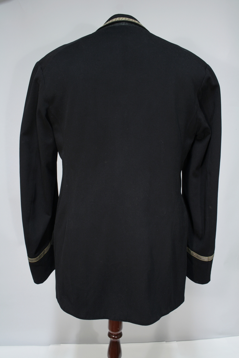 Jakke: Dobbelkneppet jakke i sort med blåskjær, med to rader av fire riksløvknapper, nedbrettet krage med en 12 mm gullsnor, også rundt ermene. Fire ytterlommer, en innerlomme.

Vest: samme stoff som jakke, seks riksløveknapper, tre ytterlommer, stripet stoff på innsiden, ryggstropp. 

Bukse i lik stoff som jakke og vest. Brunt bandolær.

Lue med skjerm av lær. Pullen er av mørkeblått stoff med et bredt gullbånd. Midt foran er en kokarde festet til gullbåndet. Kokarden er i emalje og er i overnstemmelse med nasjonalkokarden av 1844. Over kokarden er festet et riksvåpen (1844) i emalje. På hver side av er en ni-bladet eikegren i gullbroderi. Riksvåpenet og eikegrenene er montert på en pute kantet med sort possementssnor. Puten er sydd fast til luen. Luen har forgyldt stormsnor festet til små forgylte løveknapper (riksløven av 1844).