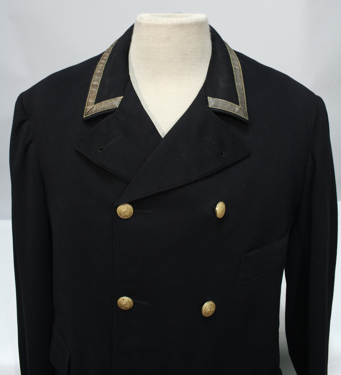 Jakke: Dobbelkneppet jakke i sort med blåskjær, med to rader av fire riksløvknapper, nedbrettet krage med en 12 mm gullsnor, også rundt ermene. Fire ytterlommer, en innerlomme.

Vest: samme stoff som jakke, seks riksløveknapper, tre ytterlommer, stripet stoff på innsiden, ryggstropp. 

Bukse i lik stoff som jakke og vest. Brunt bandolær.

Lue med skjerm av lær. Pullen er av mørkeblått stoff med et bredt gullbånd. Midt foran er en kokarde festet til gullbåndet. Kokarden er i emalje og er i overnstemmelse med nasjonalkokarden av 1844. Over kokarden er festet et riksvåpen (1844) i emalje. På hver side av er en ni-bladet eikegren i gullbroderi. Riksvåpenet og eikegrenene er montert på en pute kantet med sort possementssnor. Puten er sydd fast til luen. Luen har forgyldt stormsnor festet til små forgylte løveknapper (riksløven av 1844).