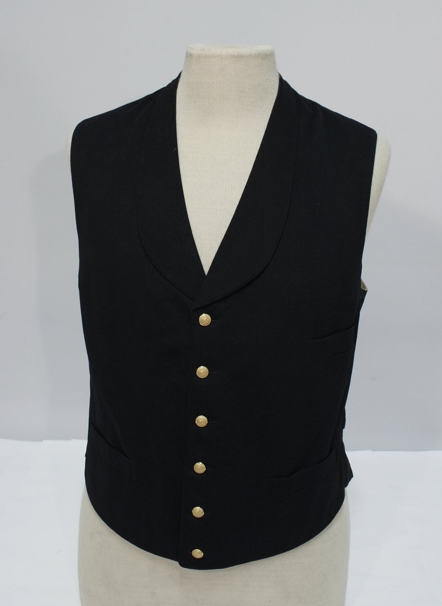 Jakke: Dobbelkneppet jakke i sort med blåskjær, med to rader av fire riksløvknapper, nedbrettet krage med en 12 mm gullsnor, også rundt ermene. Fire ytterlommer, en innerlomme.

Vest: samme stoff som jakke, seks riksløveknapper, tre ytterlommer, stripet stoff på innsiden, ryggstropp. 

Bukse i lik stoff som jakke og vest. Brunt bandolær.

Lue med skjerm av lær. Pullen er av mørkeblått stoff med et bredt gullbånd. Midt foran er en kokarde festet til gullbåndet. Kokarden er i emalje og er i overnstemmelse med nasjonalkokarden av 1844. Over kokarden er festet et riksvåpen (1844) i emalje. På hver side av er en ni-bladet eikegren i gullbroderi. Riksvåpenet og eikegrenene er montert på en pute kantet med sort possementssnor. Puten er sydd fast til luen. Luen har forgyldt stormsnor festet til små forgylte løveknapper (riksløven av 1844).