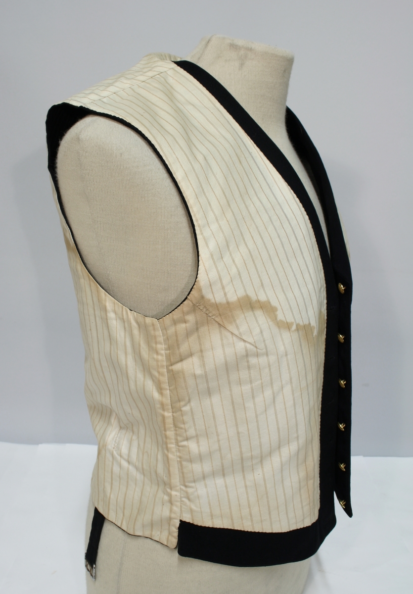 Jakke: Dobbelkneppet jakke i sort med blåskjær, med to rader av fire riksløvknapper, nedbrettet krage med en 12 mm gullsnor, også rundt ermene. Fire ytterlommer, en innerlomme.

Vest: samme stoff som jakke, seks riksløveknapper, tre ytterlommer, stripet stoff på innsiden, ryggstropp. 

Bukse i lik stoff som jakke og vest. Brunt bandolær.

Lue med skjerm av lær. Pullen er av mørkeblått stoff med et bredt gullbånd. Midt foran er en kokarde festet til gullbåndet. Kokarden er i emalje og er i overnstemmelse med nasjonalkokarden av 1844. Over kokarden er festet et riksvåpen (1844) i emalje. På hver side av er en ni-bladet eikegren i gullbroderi. Riksvåpenet og eikegrenene er montert på en pute kantet med sort possementssnor. Puten er sydd fast til luen. Luen har forgyldt stormsnor festet til små forgylte løveknapper (riksløven av 1844).