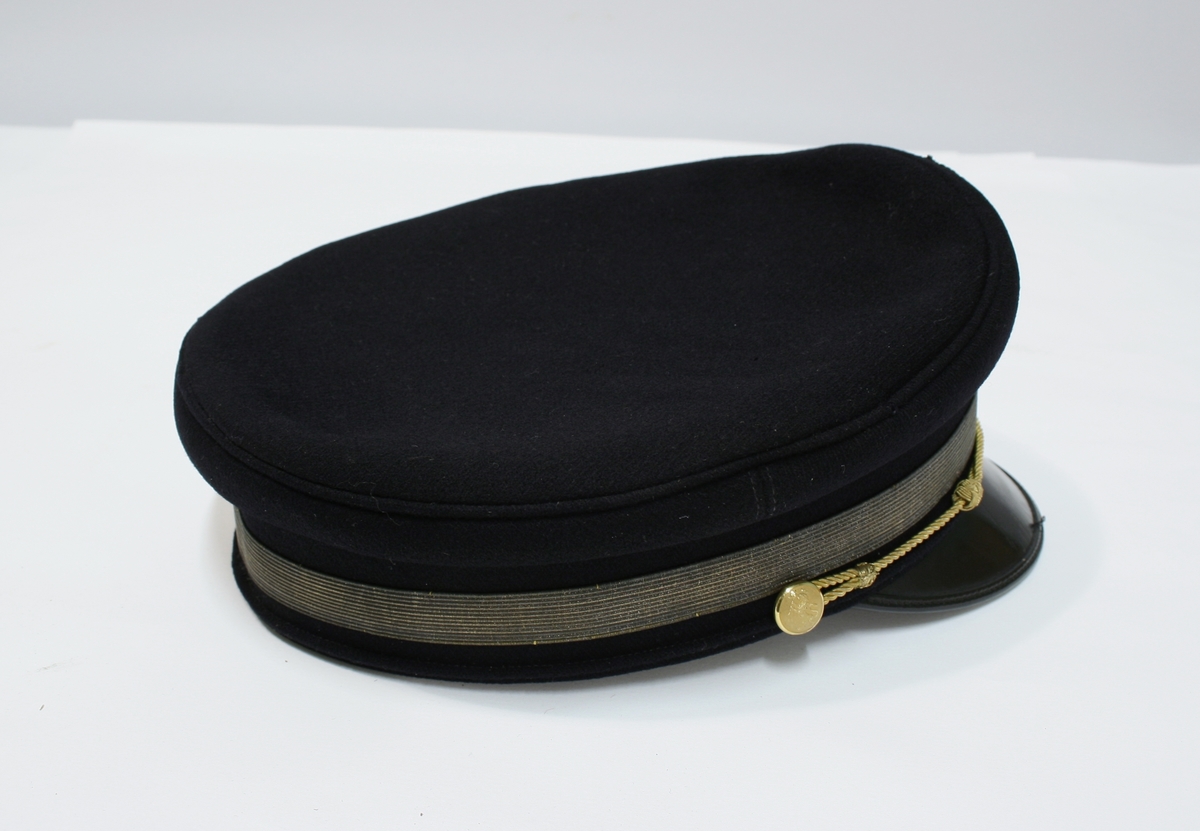 Jakke: Dobbelkneppet jakke i sort med blåskjær, med to rader av fire riksløvknapper, nedbrettet krage med en 12 mm gullsnor, også rundt ermene. Fire ytterlommer, en innerlomme.

Vest: samme stoff som jakke, seks riksløveknapper, tre ytterlommer, stripet stoff på innsiden, ryggstropp. 

Bukse i lik stoff som jakke og vest. Brunt bandolær.

Lue med skjerm av lær. Pullen er av mørkeblått stoff med et bredt gullbånd. Midt foran er en kokarde festet til gullbåndet. Kokarden er i emalje og er i overnstemmelse med nasjonalkokarden av 1844. Over kokarden er festet et riksvåpen (1844) i emalje. På hver side av er en ni-bladet eikegren i gullbroderi. Riksvåpenet og eikegrenene er montert på en pute kantet med sort possementssnor. Puten er sydd fast til luen. Luen har forgyldt stormsnor festet til små forgylte løveknapper (riksløven av 1844).