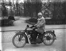 Motorcykel av märket Excelsior, tvåcylindrig, 500 cc. obs. karbidlampan. Registreringsnummer T566.
Axel Åvall. 
Motorcykeln är en 15 hästkrafters Excelsior som registrerades den 13:e september 1919 och ägdes av lantbrukare Erik Karlsson, Gränsjö, Glanshammar.