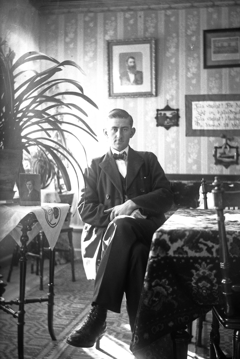 Man (Eventuellt Mästerlots Kristian Mauritz Andrè (1896-1972), Lilljungfrun. Född 13 november 1896 i Stugsund. Far Mästerlots Carl Fredrik och mor Karin Nordlöf. Mauritz antogs i Lotsverket år 1913. Fick full styrsedel år 1918 vid Lilljungfruns lotsplats och år 1941 vid Öregrunds lotsplats. År 1921 ordinarie lots vid Lilljungfruns Lotsplats, år 1930 platsombud och Mästerlots år 1937. Styrelseledamot i Lotsförbundet åren 1941-43. Distriktombudsman i Nedre Norra Distriktet (Hudiksvall-Lilljungfrun) åren 1942-44. Gift  med Gerda Thunholm (född 1899). Barn Carl-Eric (född 1931) och Carin Martha Helena (född 1936).