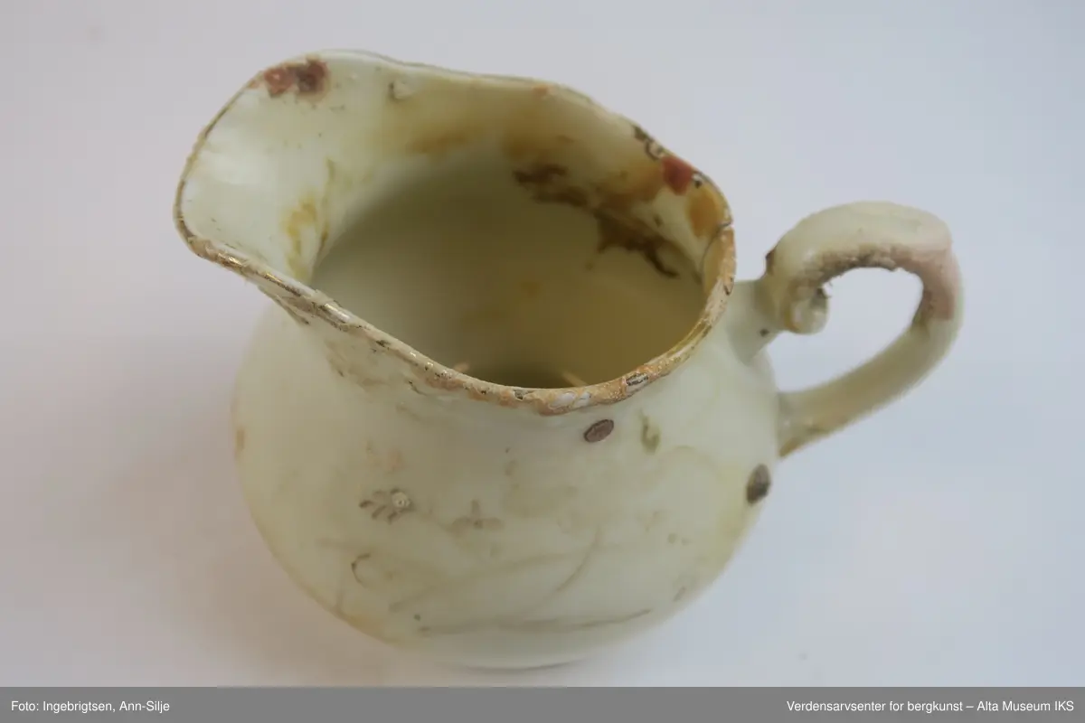 Klassisk fløtemugge med hank og tut.
