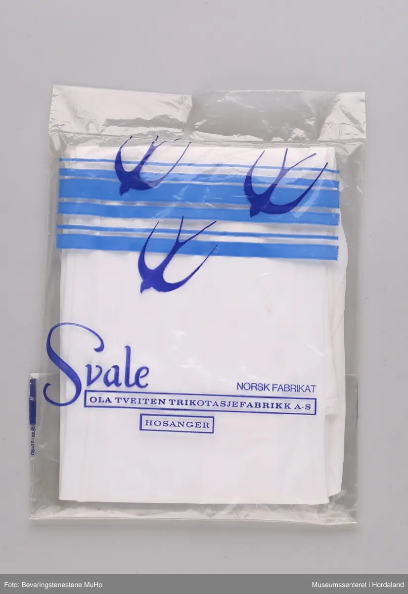 Kvit underkjole i rayon, str. 44, av merket Svale. Pakka i plastemballasje.